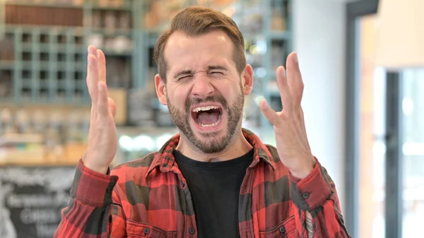 Retrato de Barba Irritada Jovem Gritando, Gritando — Fotografia de Stock