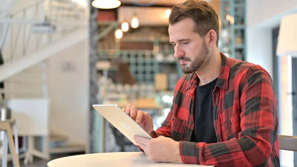 Barbe jeune homme en utilisant la tablette numérique dans Cafe — Photo