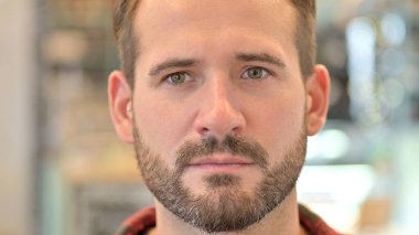 Sakallı Genç Adam 'a yaklaş.