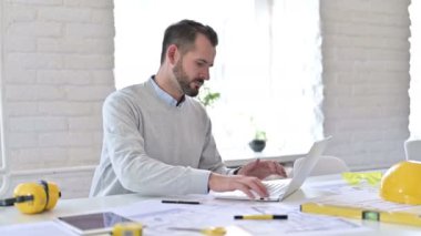 Ciddi Genç Mimar Ayakta İşyerinde Uzaklaşıyor