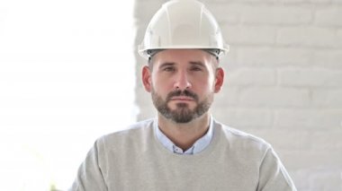 Ciddi Genç Mühendisin Portresi Kameraya Bakıyor