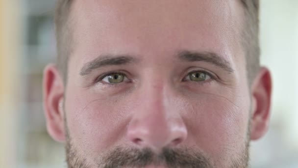 Підняті сліпими очима молодого чоловіка — стокове відео