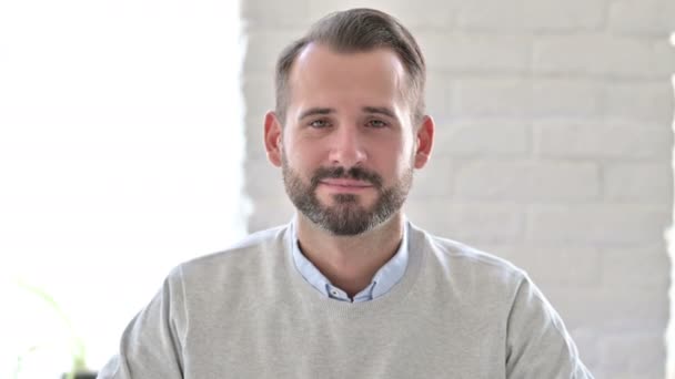 Retrato de positivo jovem arquiteto fazendo polegares para cima — Vídeo de Stock