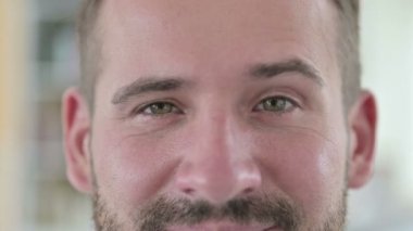 Kaş kaldıran genç adama yakın çekim