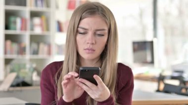 Smartphone 'da Kaybın Portresi Yazan Genç Kadın