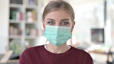 Baş Parmakların Portresi: Maskeli Genç Kadın