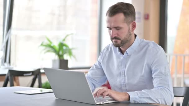 Ernstige jongeman sluiten laptop en gaan weg — Stockvideo