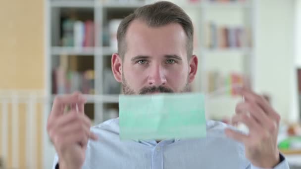 Portrait de jeune homme prudent avec masque visage — Video