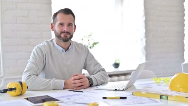 Positivo jovem arquiteto fazendo polegares no escritório — Vídeo de Stock