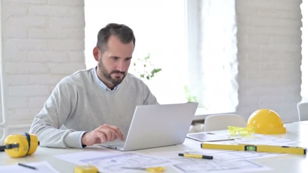 Il giovane architetto festeggia il successo sul computer portatile in ufficio — Video Stock