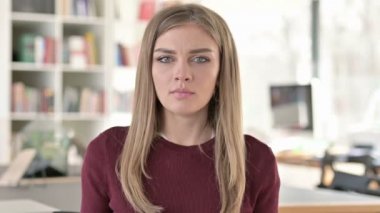 Uykucu Genç Kadın Esneme Portresi