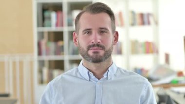 Gülümseyen Genç Adam 'ın Tamam İşaretli Portresi