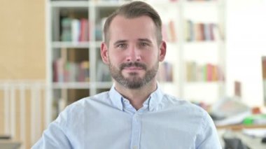 Parmak Kalkmış Pozitif Genç Adam Portresi