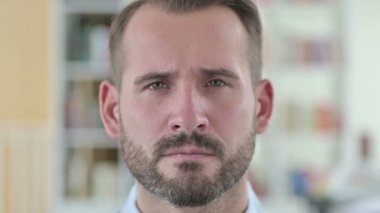 Bulaşıcı Diş Ağrısı Olan Genç Adamın Yakın Çekimi