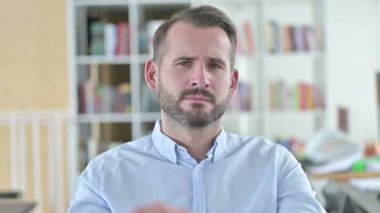 Silahsız Genç Adam 'ın Portresi Yazan: