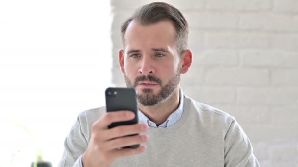 Retrato de jovem arquiteto atraente usando Smartphone — Vídeo de Stock