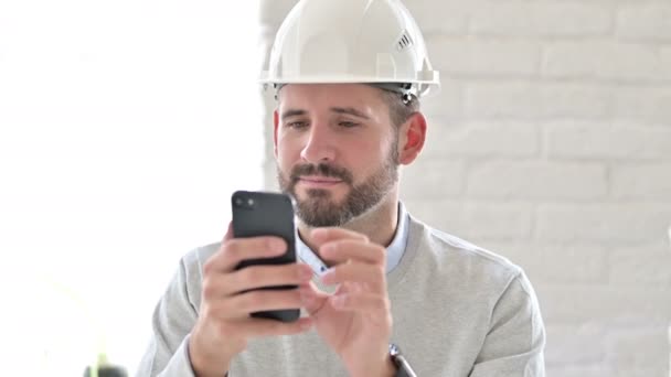 Retrato de alegre joven ingeniero usando Smartphone — Vídeos de Stock