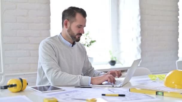 Ung arkitekt med laptop gör tummen ner i Office — Stockvideo