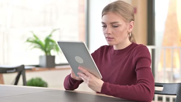 Framgång, ung kvinna firar på Tablet in Office — Stockvideo