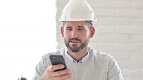 Retrato de joven ingeniero hablando en Smartphone — Vídeo de stock