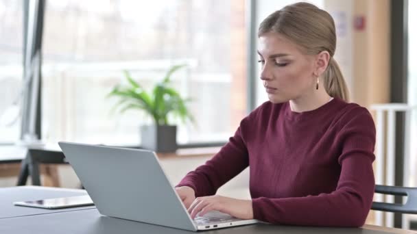 Keine Fingergeste junge Frau mit Laptop — Stockvideo