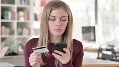 Smartphone 'da Çevrimiçi Ödeme Yapan Kadın