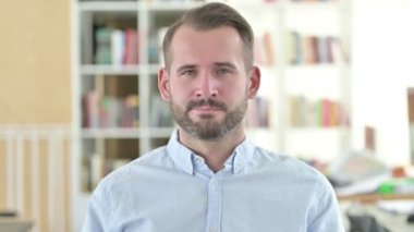 Başparmakları Düşük Hayal Kırıklığı Olan Genç Adam Portresi