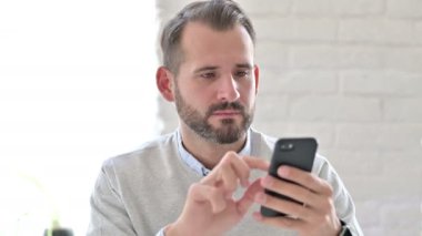 Gülümseyen Genç Mimar 'ın Akıllı Telefonda Konuşan Portresi