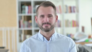 Evet İşaretli Genç Adam Portresi Kafa Sallama