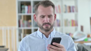 Akıllı Telefonla Savaşan Öfkeli Genç Adam Portresi