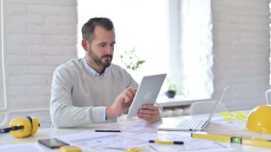 Ofisteki Tablette Video Sohbeti Yapan Genç Mimar