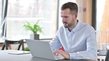 Genç adam laptoptaki başarısızlığa tepki veriyor, Kayıp