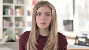 Kayıp ve Başarısızlık Yaşayan Üzgün Genç Kadın Portresi