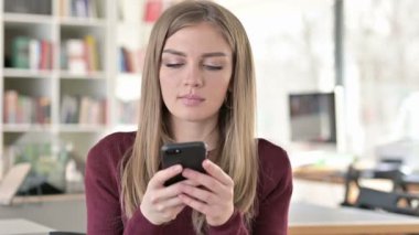 Smartphone 'da Konuşan Gülümseyen Genç Kadın Portresi