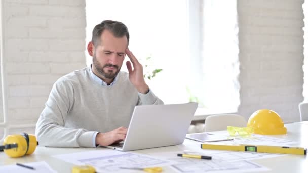 Junger Architekt mit Laptop hat Kopfschmerzen im Büro — Stockvideo