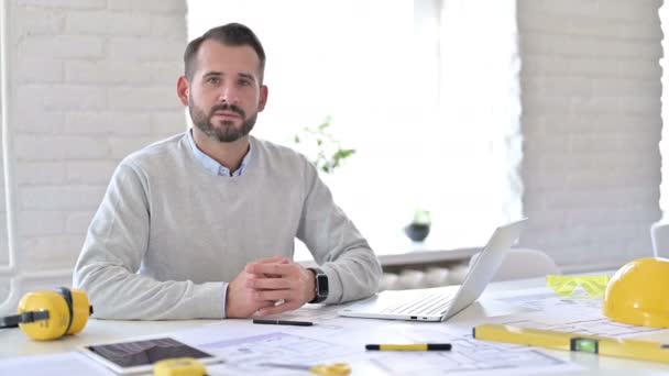 Schöner junger Architekt beim Videochat im Büro — Stockvideo