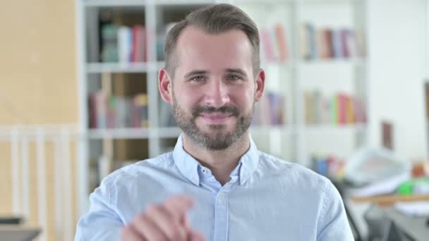 Portrait of Young Man Pointing with Finger and Inviting — Stock Video