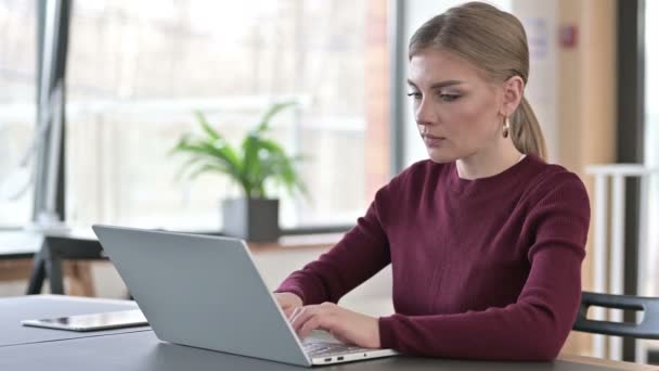 Mladá žena s notebookem dělá palce nahoru — Stock video