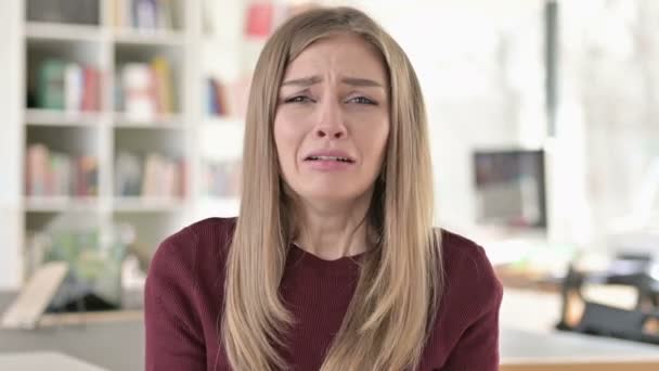 Retrato de una joven triste llorando ante la cámara — Vídeos de Stock