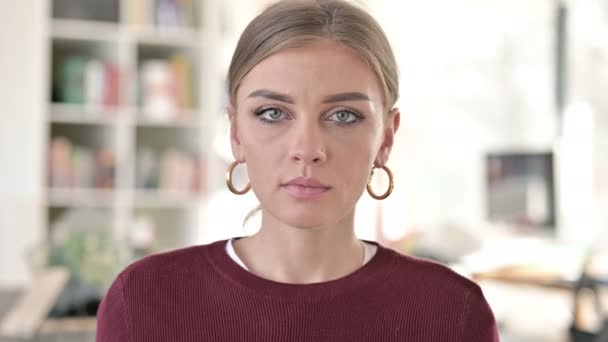 Porträt einer jungen Frau mit Gesichtsmaske — Stockvideo