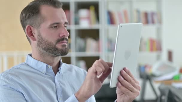 Portrait de jeune homme professionnel utilisant une tablette — Video