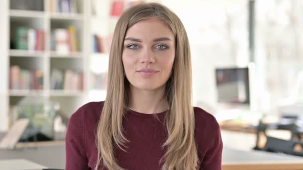 Πορτρέτο της σε απευθείας σύνδεση συνομιλία βίντεο από νεαρή γυναίκα — Αρχείο Βίντεο