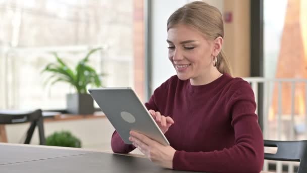 Digital Tablet användning av vackra unga kvinna i Office — Stockvideo