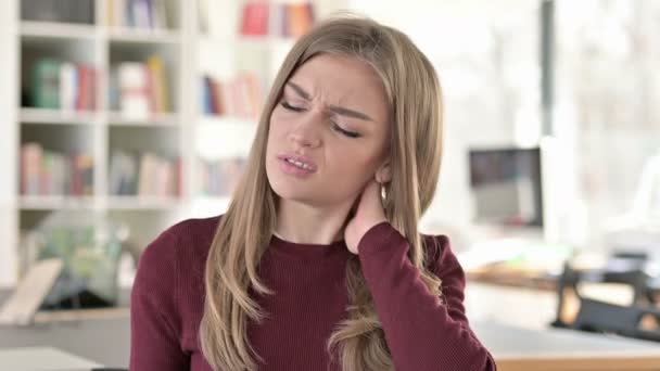 首の痛みを持つ若い女性の疲れの肖像 — ストック動画