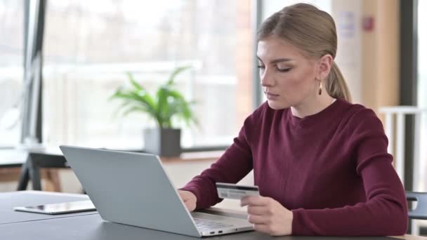 Erfolgreiches Online-Bezahlen per Laptop durch junge Frau — Stockvideo