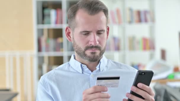 Retrato de fallo de pago en línea en el teléfono inteligente por el hombre — Vídeos de Stock