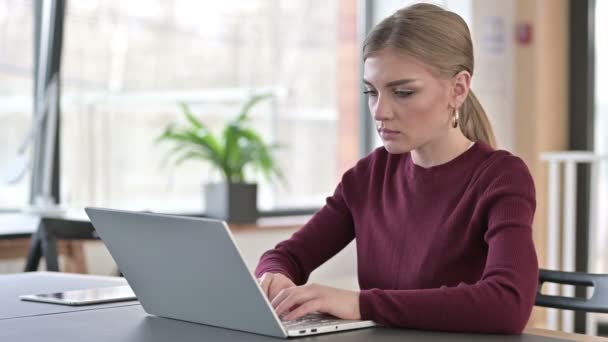 Video chat na notebooku od mladé ženy v kanceláři — Stock video