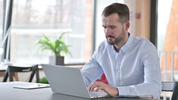 Hardwerkende man met nekpijn in het kantoor — Stockvideo