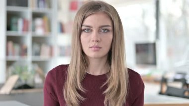 Kameraya gülümseyen Mutlu Genç Kadın Portresi