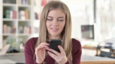 Akıllı telefon kullanan Çekici Genç Kadın Portresi
